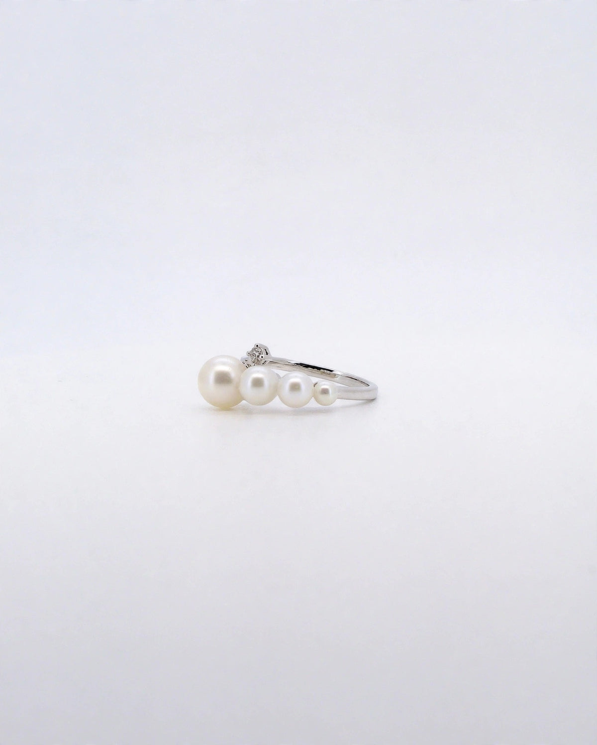 Graduated Pearl Ring